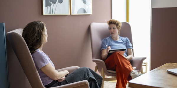 Two People Engaged In Conversation In A Cozy Room 2025 04 05 05 42 35 Utc